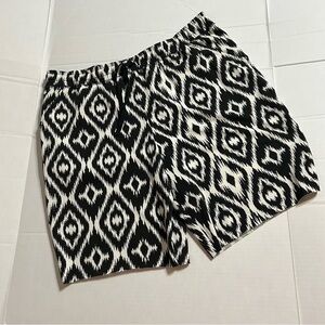 NWT LuLaRoe Jaime Black and White Ikat Patterned Women's Shorts